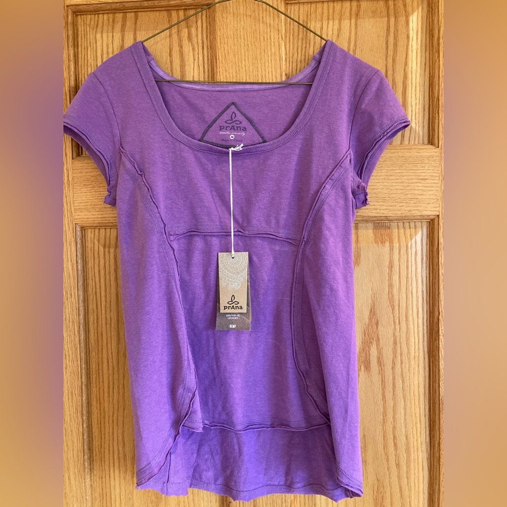 Short-sleeved scoop neck top